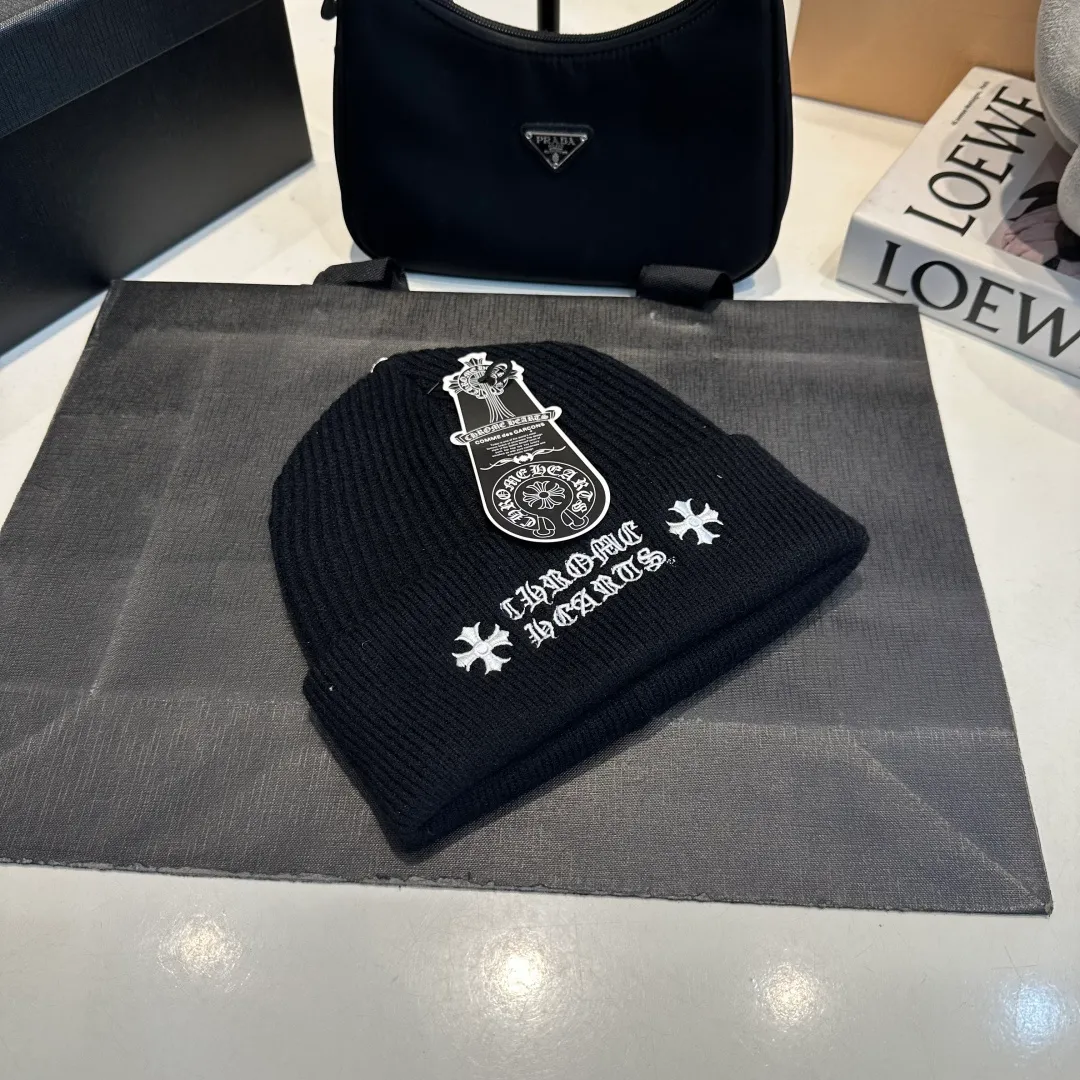 P46 Crow Heart Autumn and Winter Wool Knitted Beanie This must be a favorite of minimalism. It is clean, neat, fashionable and versatile, and will definitely not be picky about your face shape! A fashionable classic that lasts forever! Fashionable black and white can be purchased together!